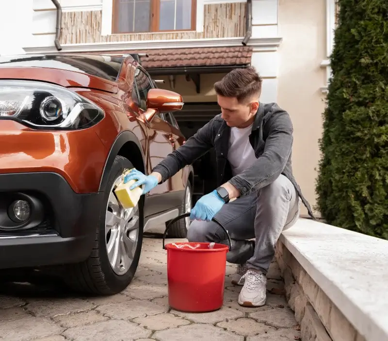 Lavage auto à domicile La Chapelle-aux-Naux : professionnel intervenant sur un véhicule